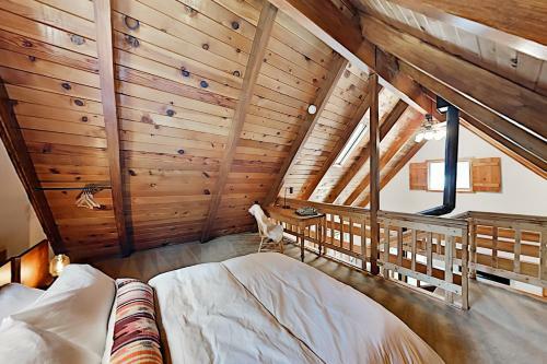 Classic Chalet Hideaway In Moonridge Home