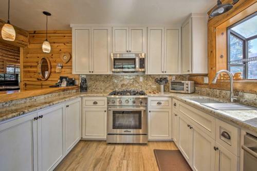Big Bear Cabin With Fireplace - Walk To Ski Resort!
