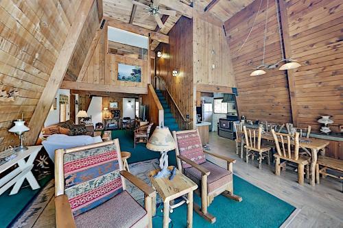 All-season Home - Large Deck & Bear Mountain Views Home
