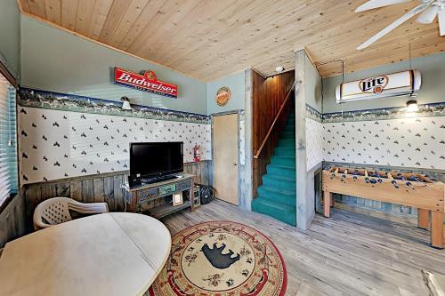 All-season Home - Large Deck & Bear Mountain Views Home