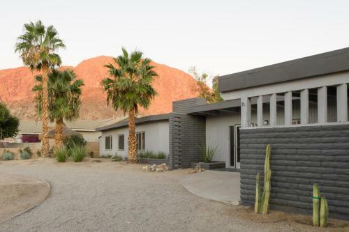 Designer Mcm Hideaway With Private Pool & Spa Home