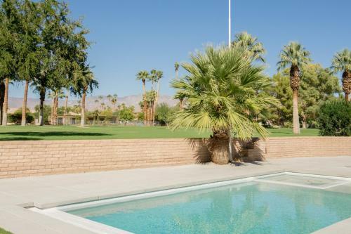 Designer Mcm Hideaway With Private Pool & Spa Home