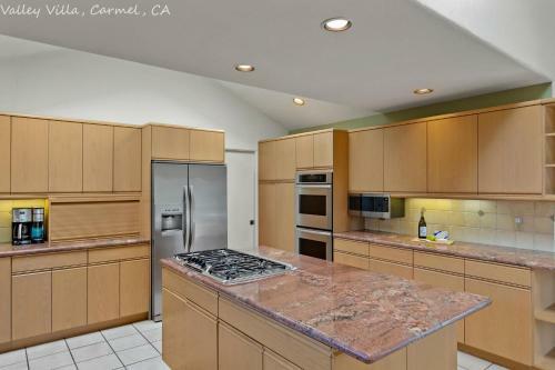 Extrodinary 4 Bedroom 3 And Half Bath With Sweeping Views