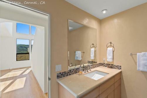 Extrodinary 4 Bedroom 3 And Half Bath With Sweeping Views