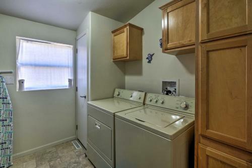 Cozy Clearlake Oaks Home With Game Room, Dock And Deck!