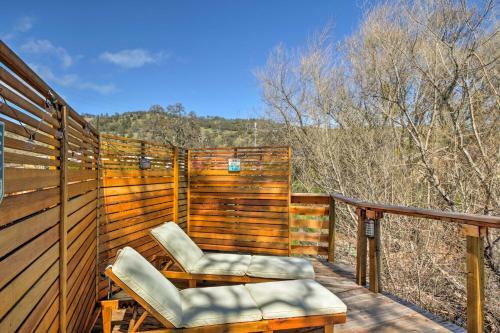 Cozy Clearlake Oaks Home With Game Room, Dock And Deck!