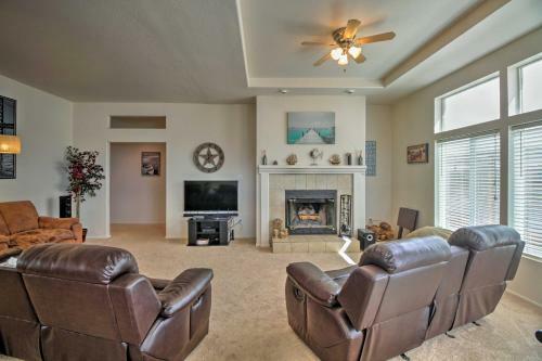 Cozy Clearlake Oaks Home With Game Room, Dock And Deck!