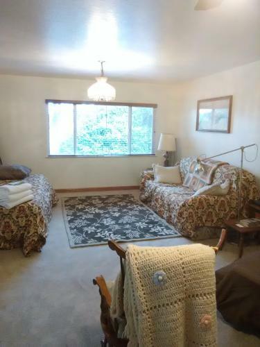 Lakeside Hostel & Guest House