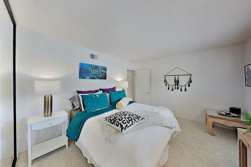 Lagoon-view Beach Getaway With Chef's Kitchen Home