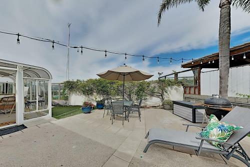 Lagoon-view Beach Getaway With Chef's Kitchen Home