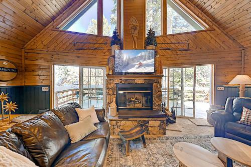 Custom Cabin Near Skiing & Green Valley Lake Home