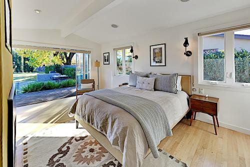 Private Vineyard Haven - Firepit & Outdoor Oasis Home