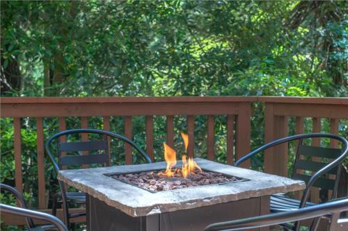 Summit Sanctuary! Redwoods! Fire Table!! Bbq Grill! Fast Wifi!! Dog Friendly!