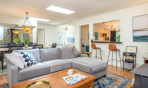 Summit Sanctuary! Redwoods! Fire Table!! Bbq Grill! Fast Wifi!! Dog Friendly!