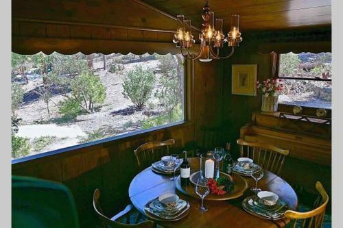 Rocky Mountain Lodge: Walk-to-town, Private
