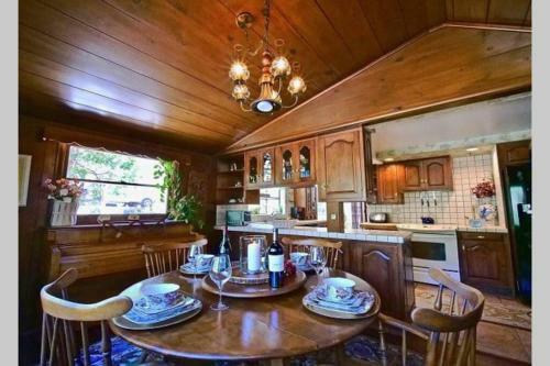 Rocky Mountain Lodge: Walk-to-town, Private