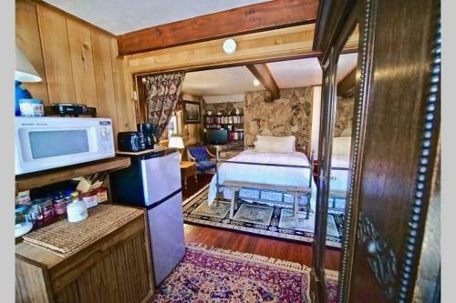Rocky Mountain Lodge: Walk-to-town, Private