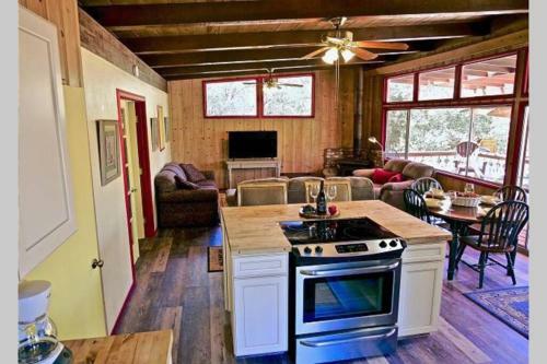 Rocky Mountain Cottage: Pet Friendly, Wi-fi,