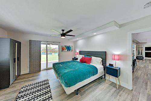 Posh Private Home With Amazing Backyard Pool & Spa, Game Room Home
