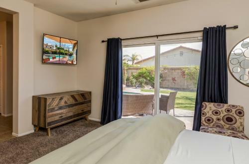 Family-friendly Escape - Poolside Firepit, Pac-man Home
