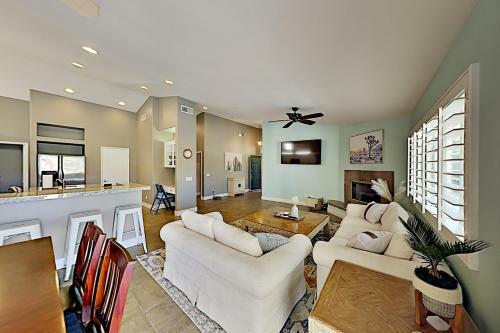 Indian Palms Gem - Private Pool & Hot Tub Home
