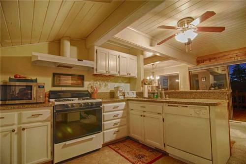 Lake View Cottage (home)