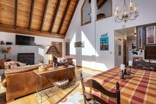 New Listing! Luxe Cabin With Private Master Suite Home