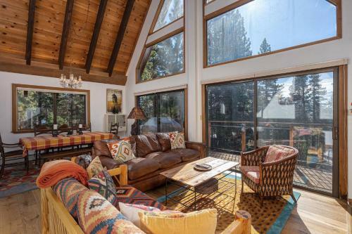 New Listing! Luxe Cabin With Private Master Suite Home