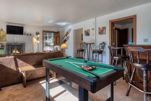 New Listing! Luxe Cabin With Private Master Suite Home