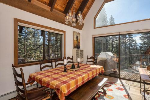 New Listing! Luxe Cabin With Private Master Suite Home