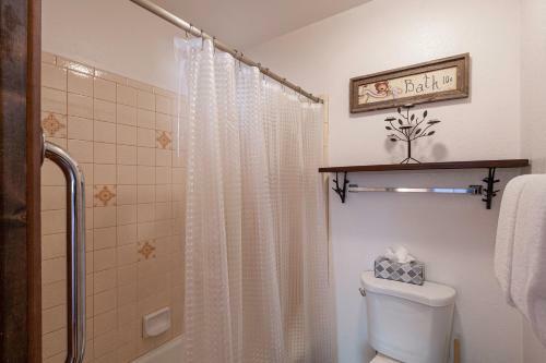 New Listing! Luxe Cabin With Private Master Suite Home