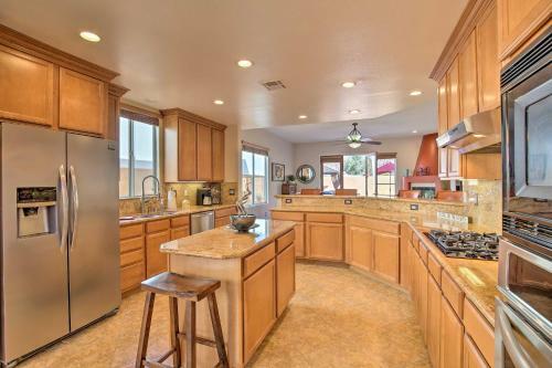 Lavish Escape With Pool 1 Mi To Old Town La Quinta!