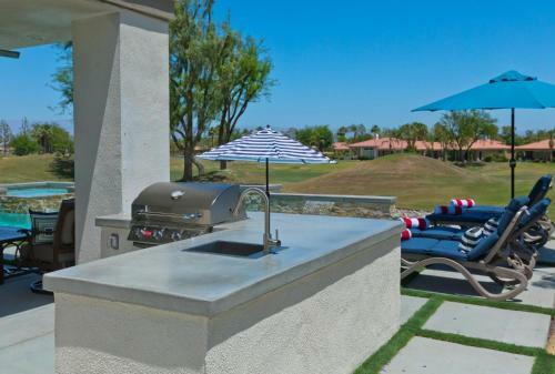 Rare Find-5 Star Rated-stunning Views-pool-spa