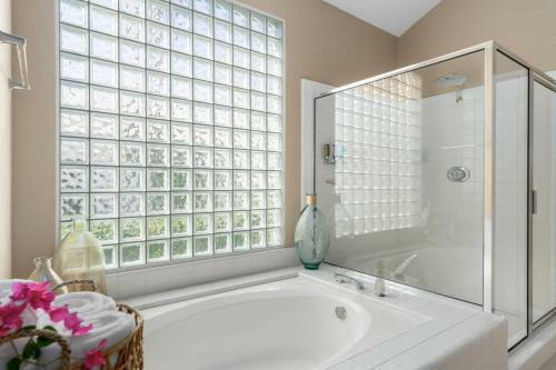 Rare Find-5 Star Rated-stunning Views-pool-spa