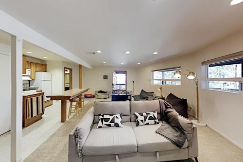 Luxe A-frame - Game Room, New Kitchen, Gas Firepit Home