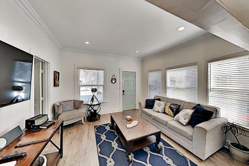 Walk Downtown - Modern Bungalow - Yard & Parking Home