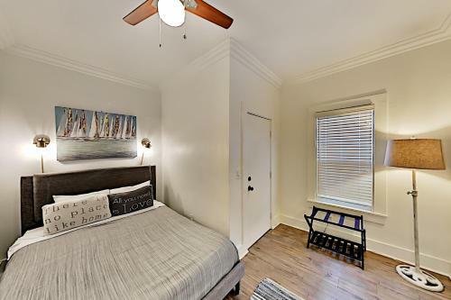 Walk Downtown - Modern Bungalow - Yard & Parking Home