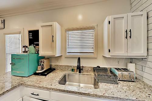 Walk Downtown - Modern Bungalow - Yard & Parking Home