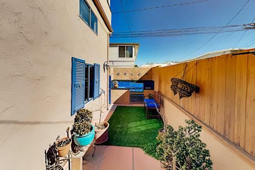 Outdoor Kitchen & Firepit - Walk To Beach! Home