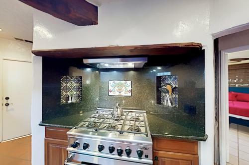Outdoor Kitchen & Firepit - Walk To Beach! Home
