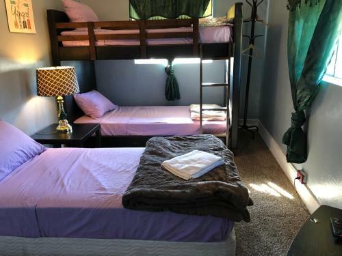 Albergue Hollywood Guest Rooms