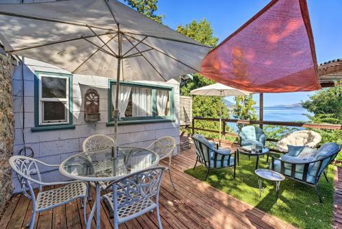 Romantic Lakeside Digs Near Wineries And Beach