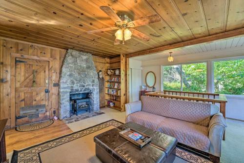 Romantic Lakeside Digs Near Wineries And Beach