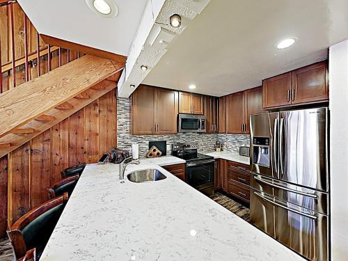 Apartamento New Listing! Chic Condo With Pool & Ski Back Trail Condo