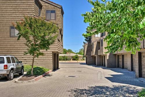 Deluxe Townhome With Deck, 2 Mi To Dtwn Modesto