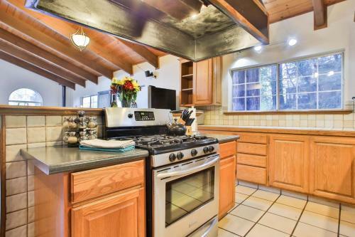 Moon River! Redwoods! Hot Tub! Bbq! Game Room! Close To River!