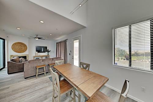 Apartamento Beachfront Condo With Ocean Views & Luxe Interior Apts
