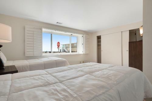 Spacious Hollywood Beach Stunner
