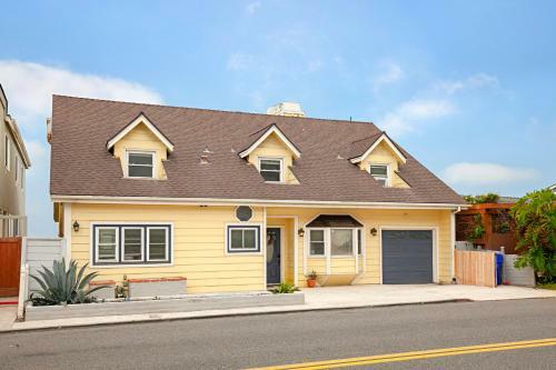 New Listing! Oceanfront Eden With Private Beach Home