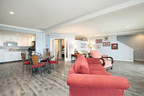 New Listing! Oceanfront Eden With Private Beach Home